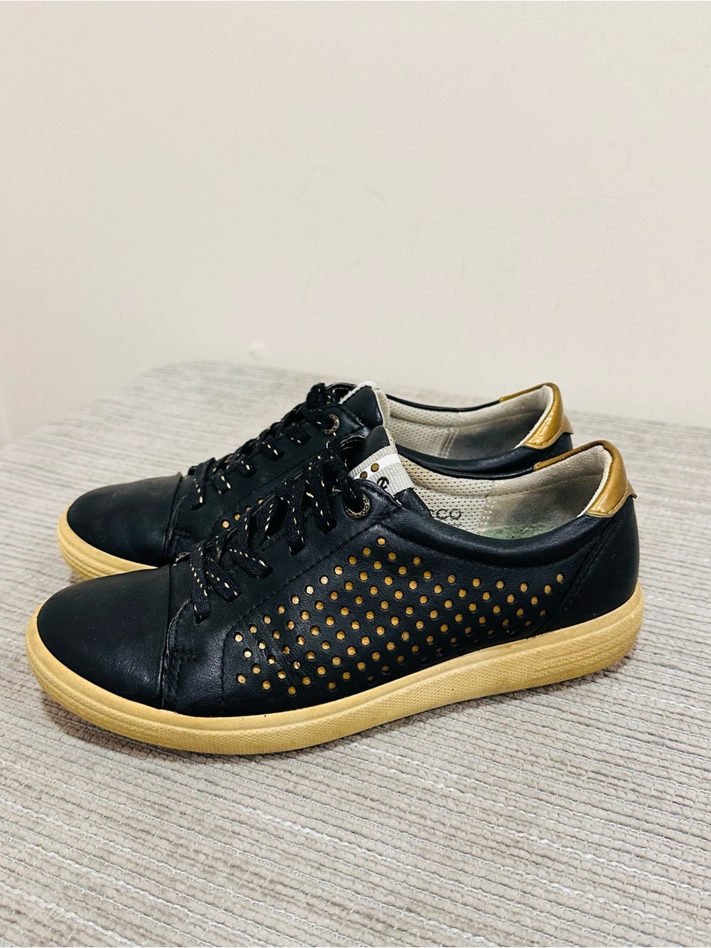 Ecco Ladies Casual Hybrid Golf Shoes Black and Gold - Size 5